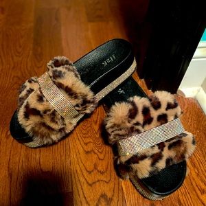 Womens cheetah slides